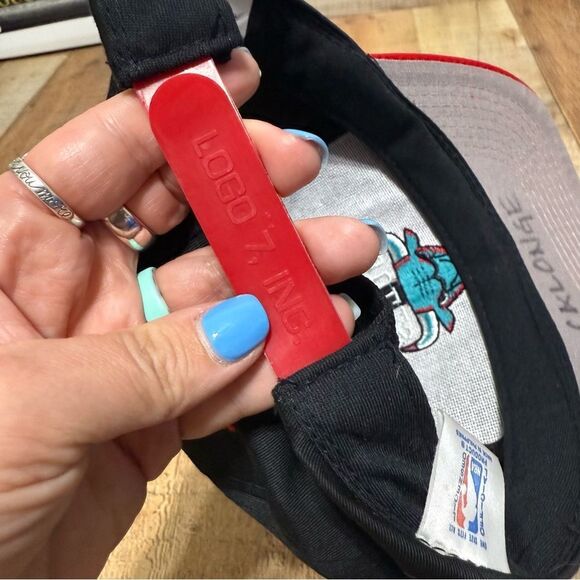 RARE - Vintage - Logo 7 - Chicago Bulls- Black & Red Snapback Hat With Flaw - Picture 8 of 11